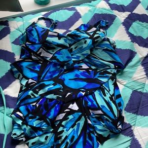 Bathing suit top with adjustable straps